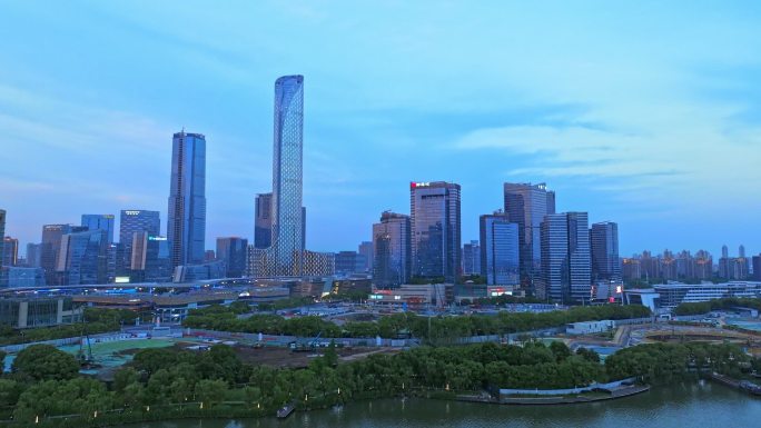 苏州金鸡湖夏天黄昏国金中心航拍全景