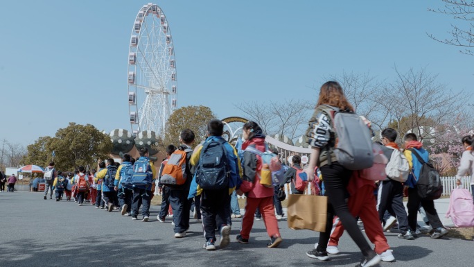 小学生樱花节春游列队