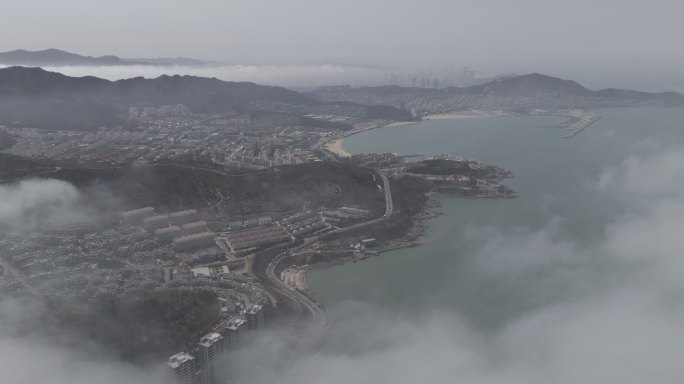 航拍威海市环翠区孙家疃靖水湾春季平流雾