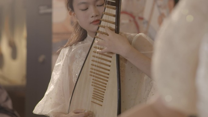 唯美女生弹琵琶演奏民族乐器学生上音乐课