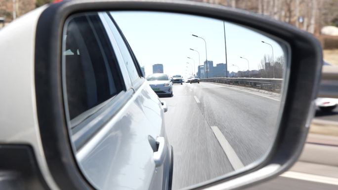 北京马路开车 副驾驶拍摄车辆行驶后视镜