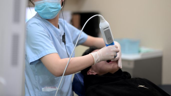 牙科护士在做3D扫描口腔检查