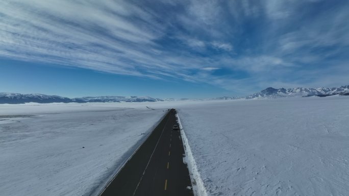 新疆伊犁冬季赛里木湖公路跟车高空航拍