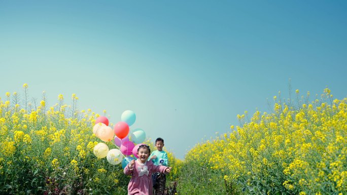 小孩油菜花田游玩 气球风车泡泡 快乐时光