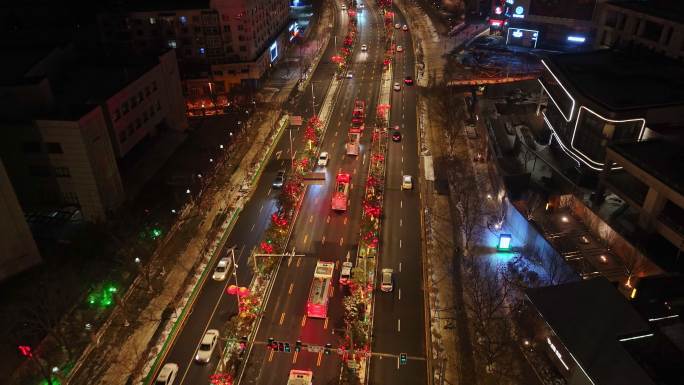 消防队消防车行驶在城市夜景街道上的航拍