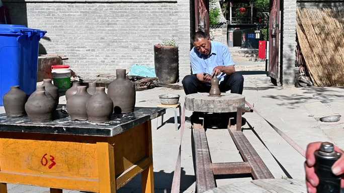 制陶工匠用传统手工艺制作陶器白胚