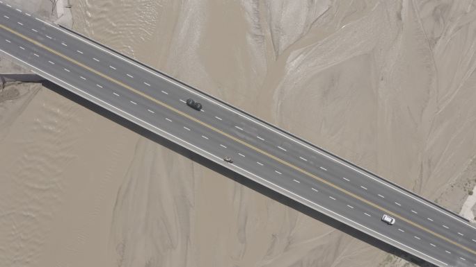 敦煌 沙漠上的公路 汽车疾驰 航拍