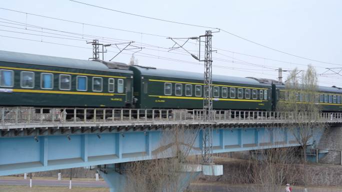 货运载客火车过桥