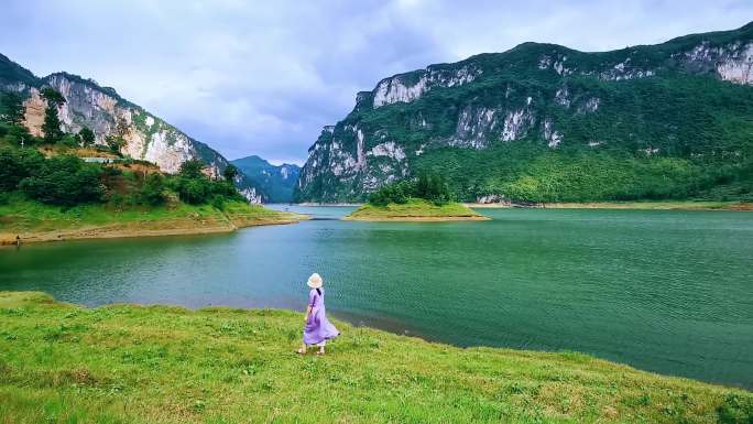 贵州风光乌江百里画廊站在河水边的女人