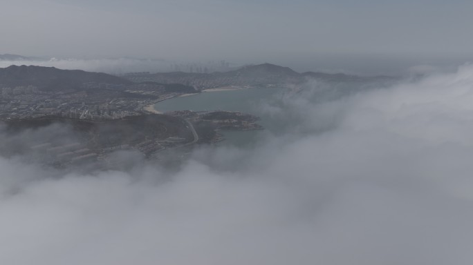 航拍威海市环翠区孙家疃靖水湾春季平流雾