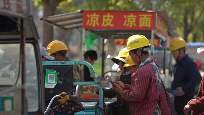 建筑工地工人在路边摊吃饭