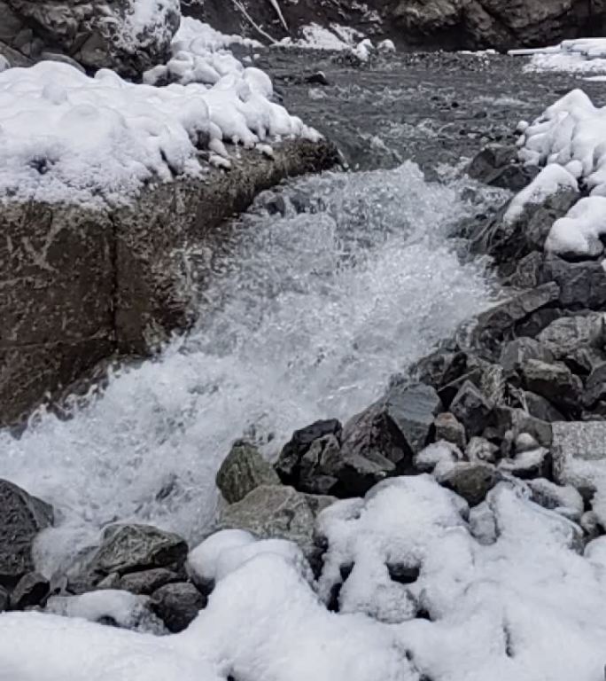 雪中溪流