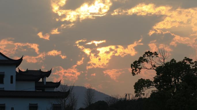 傍晚金色天空古建剪影