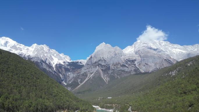 4K 航拍雪山下的湖泊 旅游景点