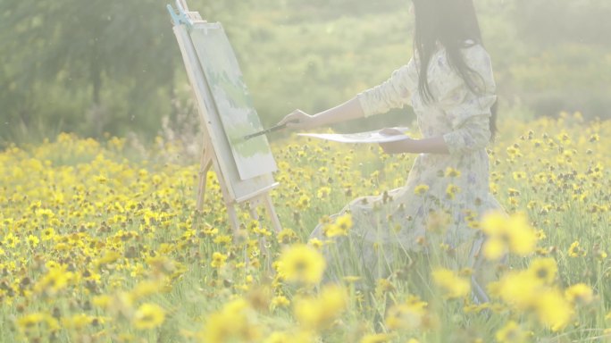 [4K50P] 女生在花丛中画画