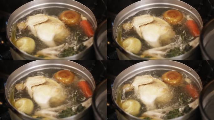 用清汤煮鸡汤。