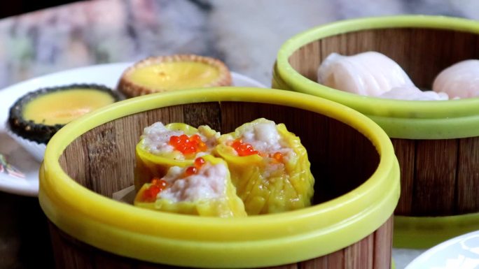蒸饺子，哈考，在一个热木托盘。和新鲜的蛋挞，中式早餐马来语开始一天