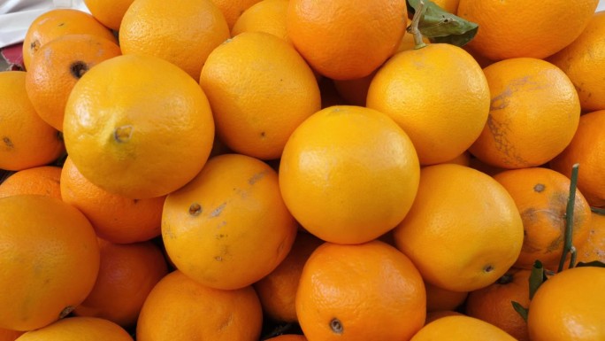 多汁的橙子散发出浓郁的柑橘味，让意大利市场的空气充满活力