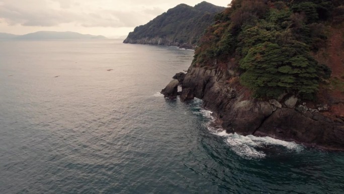 空中无人机飞京都半岛日本海自然环境关西夏季旅游目的地，山背景，蓝色的海浪，日落天际线