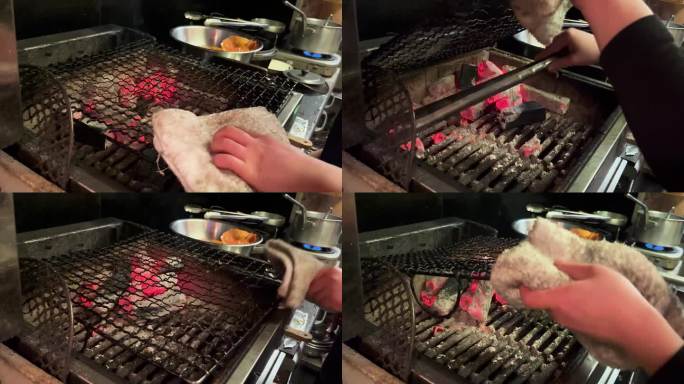 一名厨师在日本一家餐馆的厨房里准备炭火。