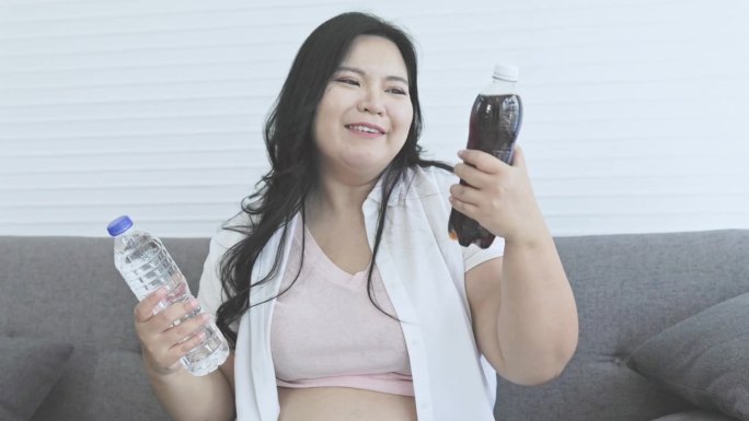 胖乎乎的女人选择可乐或水