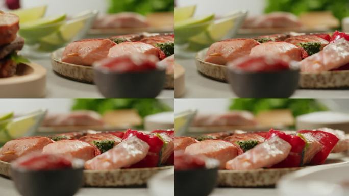 鱼鲑鱼烤小吃串从真空塑料袋准备真空烹调或烧烤，超市准备吃的食物。特写，微距，工作室拍摄。