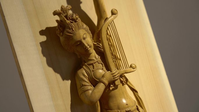 『木雕琴女：古典艺术的精细雕刻』