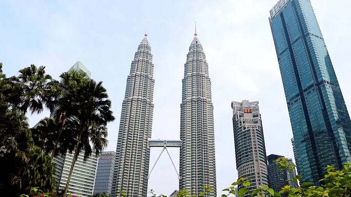 双子塔，马来西亚吉隆坡的重要标志，在建筑周围美丽的景观，在上午。
