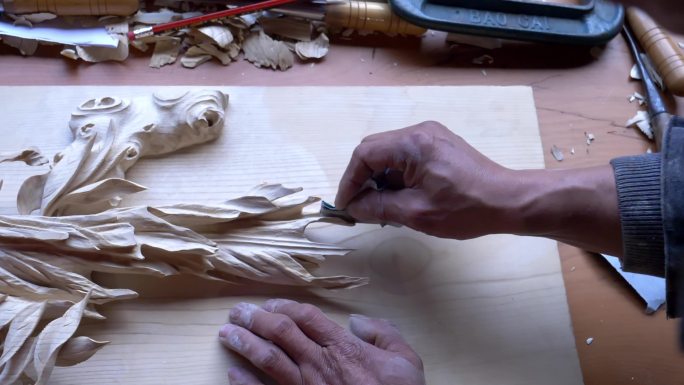 『精雕细琢：木雕艺术的手工造诣』