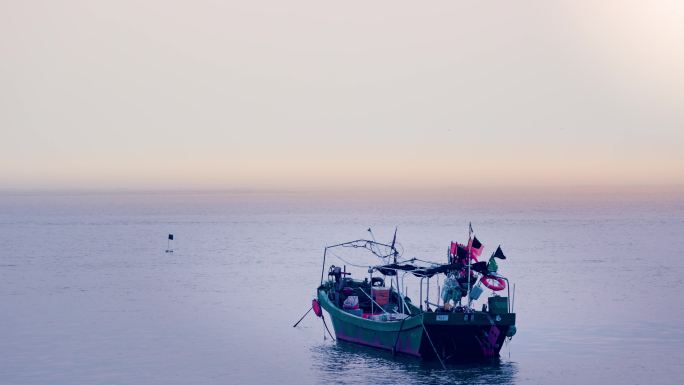 海湾日落黄昏时风平浪静的渔船