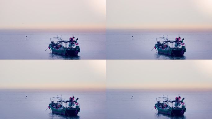 海湾日落黄昏时风平浪静的渔船
