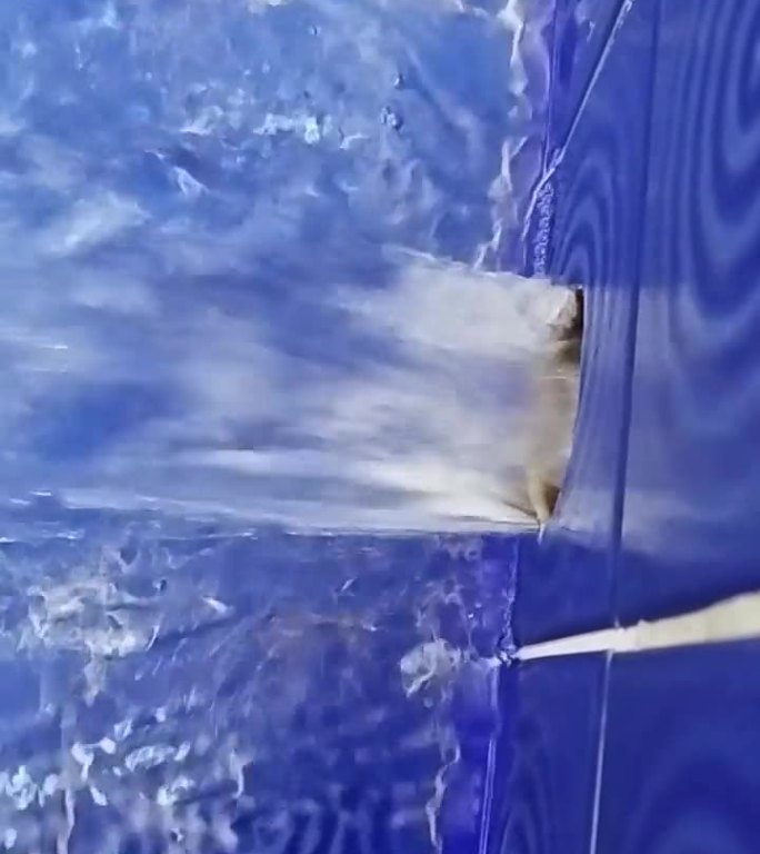 垂直视频画面显示水从过滤系统流出并返回游泳池。
