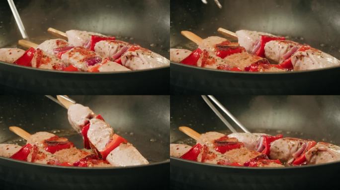 厨师在平底锅上烹饪鱼金枪鱼鲑鱼烤小吃串从真空塑料袋，火鸡准备真空烹饪或烧烤，超市准备吃的食物。加入香