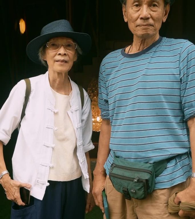亚洲活跃的老年夫妇旅行。快乐的退休生活
