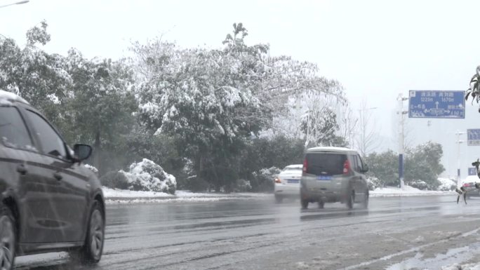 城市下雪 雪中合肥 马路上车流 路边积雪