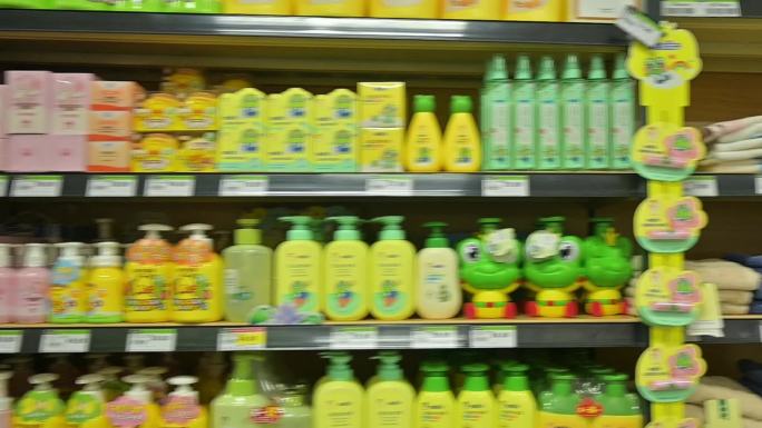超市空镜头-婴儿洗护护理用品，货架