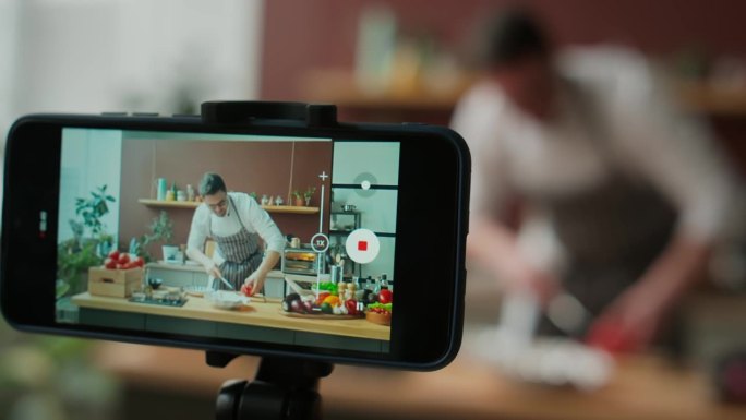 厨师在厨房拍摄烹饪视频