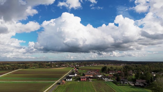 无人机在乡村风景晴朗的天空拍摄蓬松的云