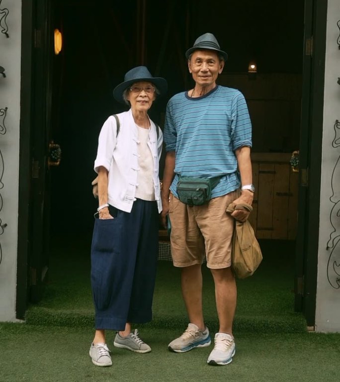 亚洲活跃的老年夫妇旅行。快乐的退休生活