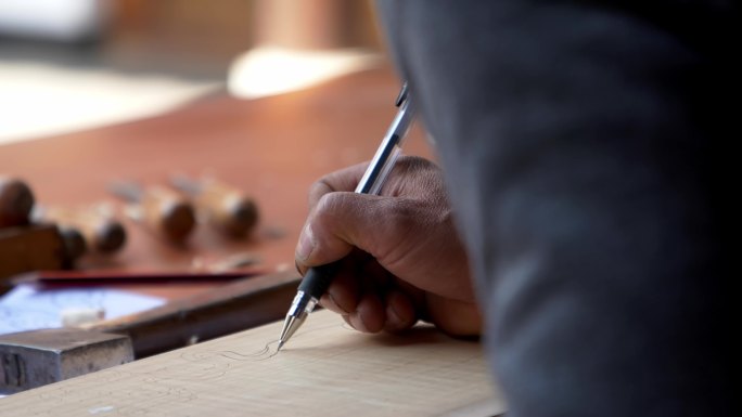 『精细雕工：木质图案勾勒技艺』