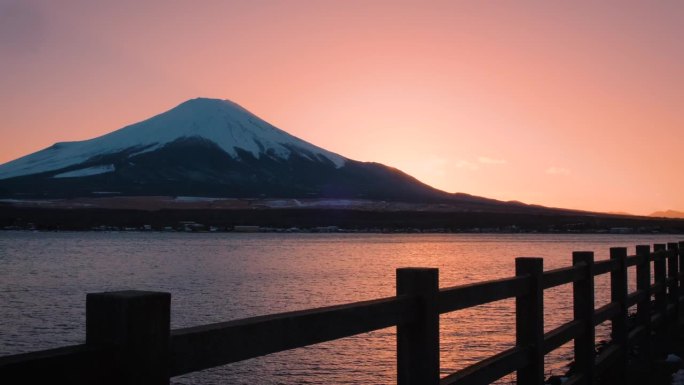 黄昏时分的富士山，落日映照在川口湖上，川口湖是游客和旅行者的地标和目的地。宁静夜晚的自然之美