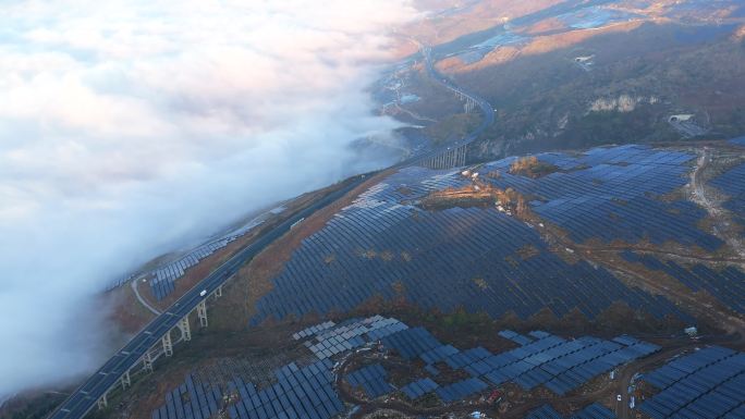 航拍山坡上的太阳能光伏板发电基地