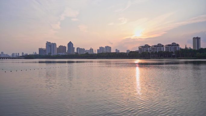 夕阳下湖水波光波光粼粼