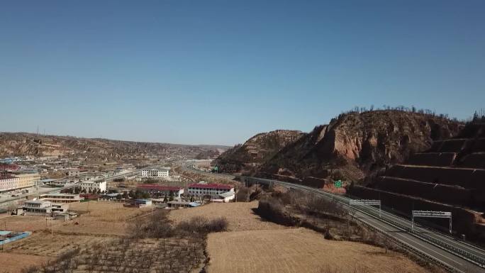 大山里的路  太阳能 山中小城