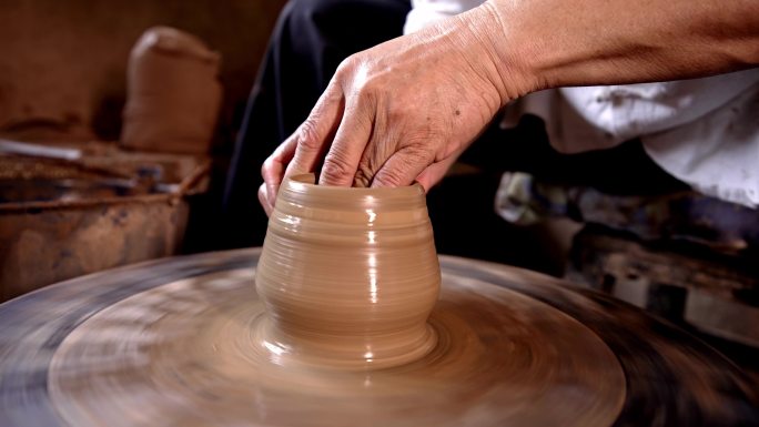 陶艺匠人：手工制陶艺术的传统技艺