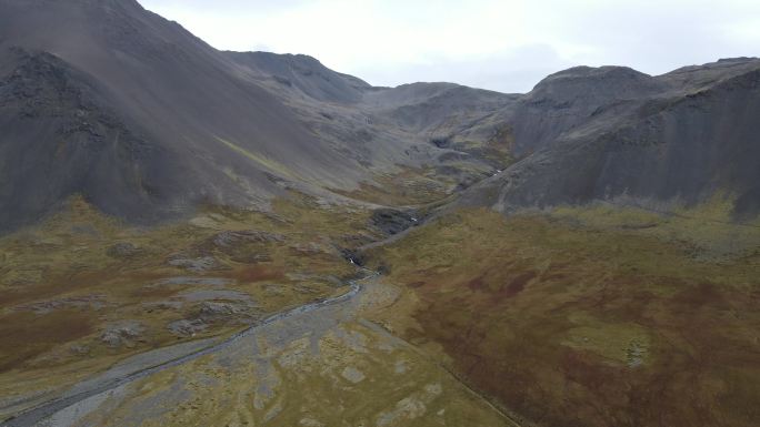 冰岛苔原黑色山脉瀑布空镜 绝美风光航拍