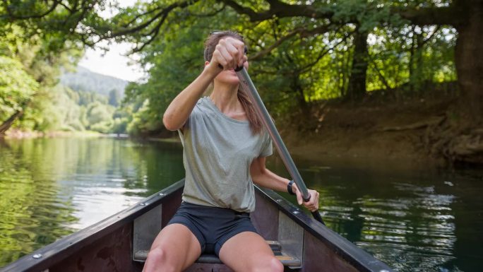 女子在河上划独木舟