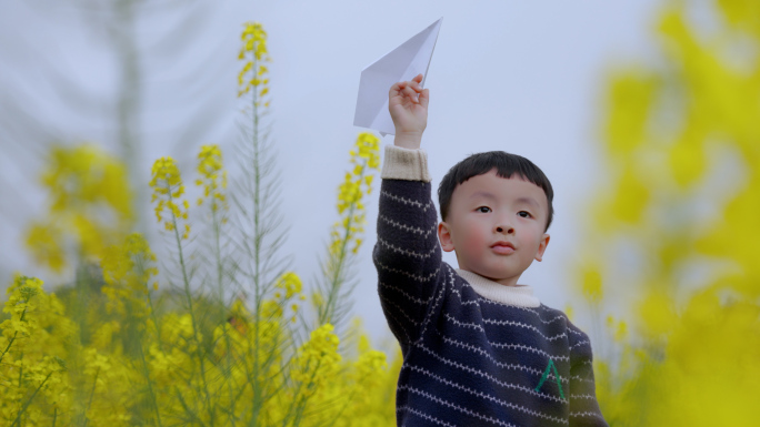 油菜花田 小孩放纸飞机放飞梦想