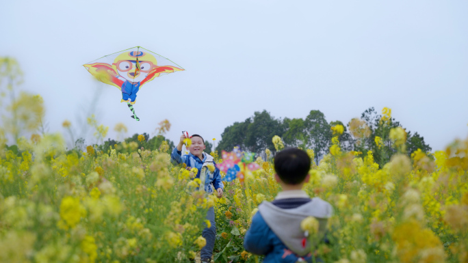 小孩在油菜花里放风筝