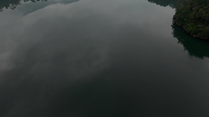 在一个平静的日子里，斜向上展示巴贝湖上，低悬的云坐在水面上的山谷里。